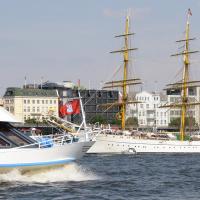 3650_1035 Schiff Hafenrundfahrt mit Hamburg Fahne; Segelschulschiff Gorch Fock. | Flaggen und Wappen in der Hansestadt Hamburg